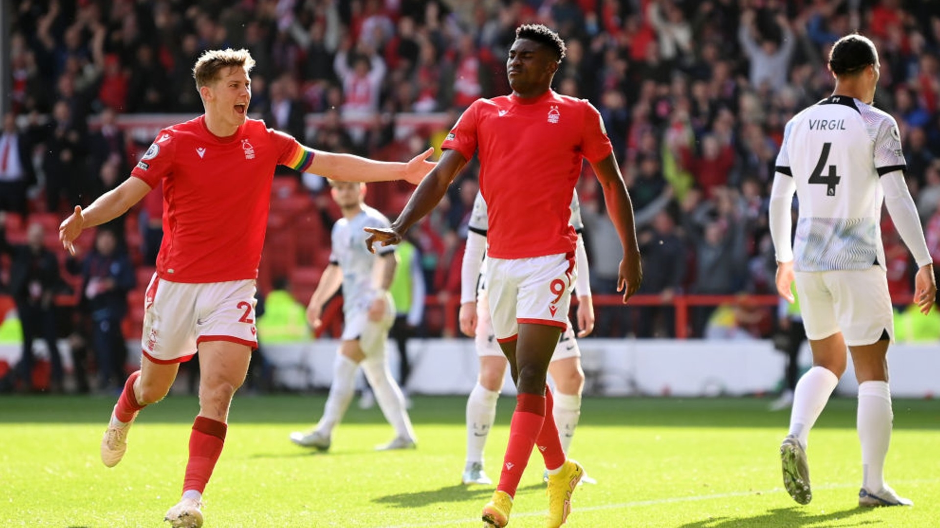 卢在赛后紧 卢在赛后紧